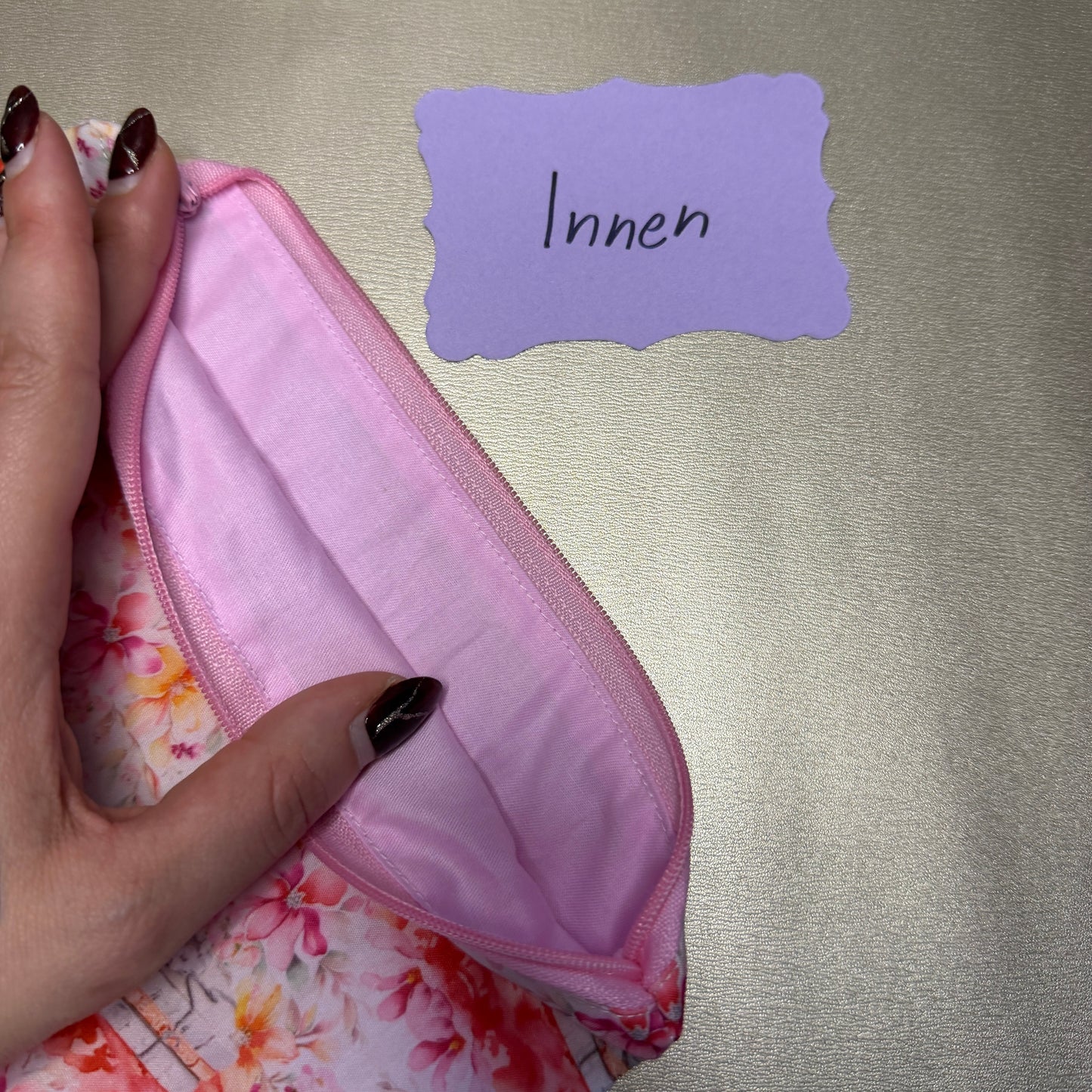 Buchbeutel in Rosa mit roten Akzenten, mit Bücherstapeln und Blumen als Muster - Innen Rosa Stoff