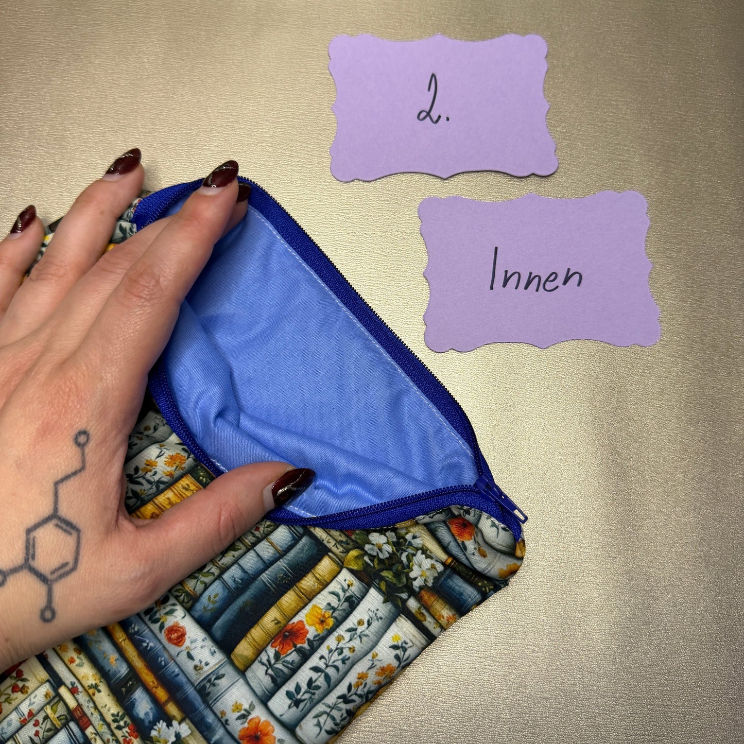 Buchbeutel Nr. 2 mit Bücherregalmuster mit Blumen - Innen blauer Stoff