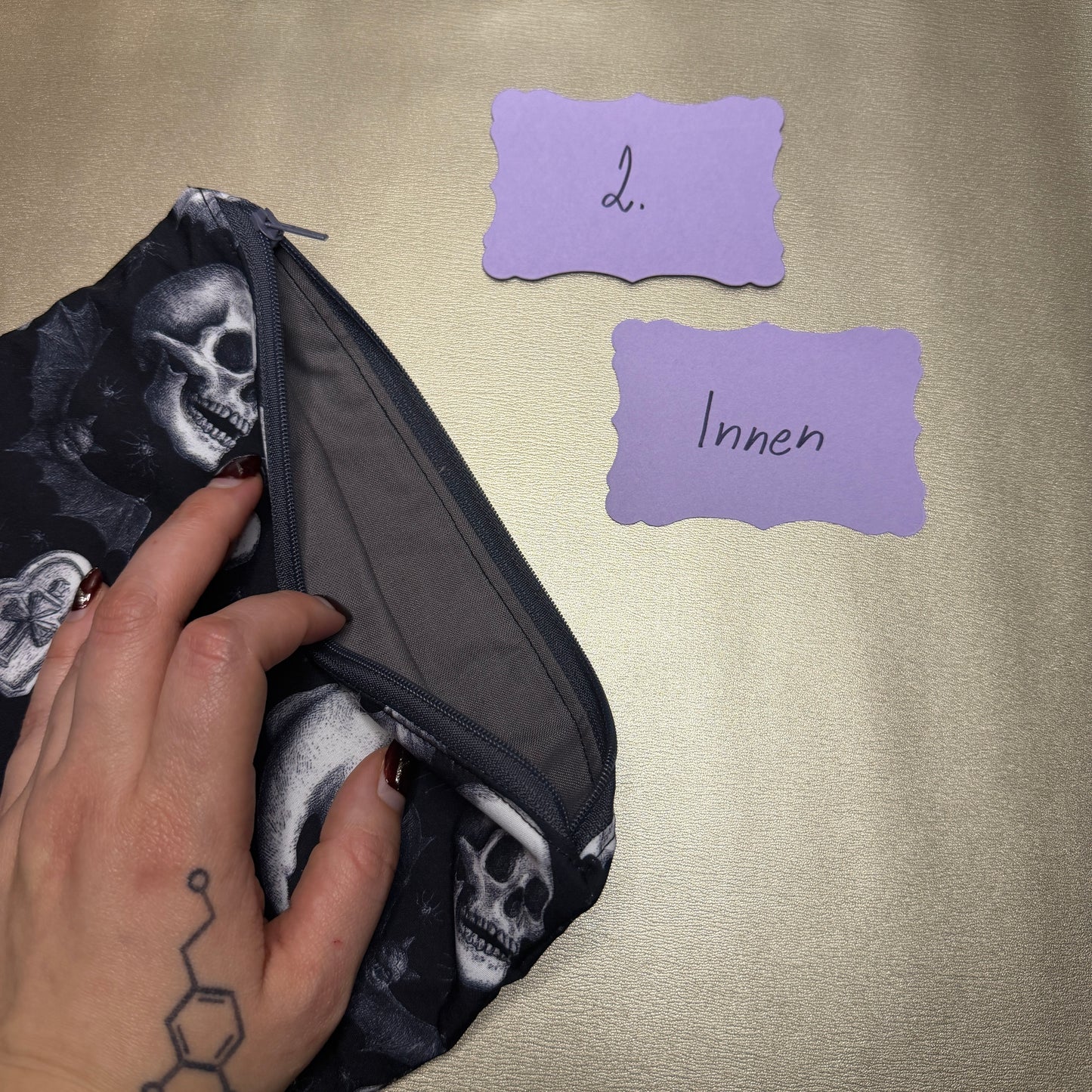 Buchbeutel mit Reißverschluss - Totenkopf 4 - schwarz/weiß