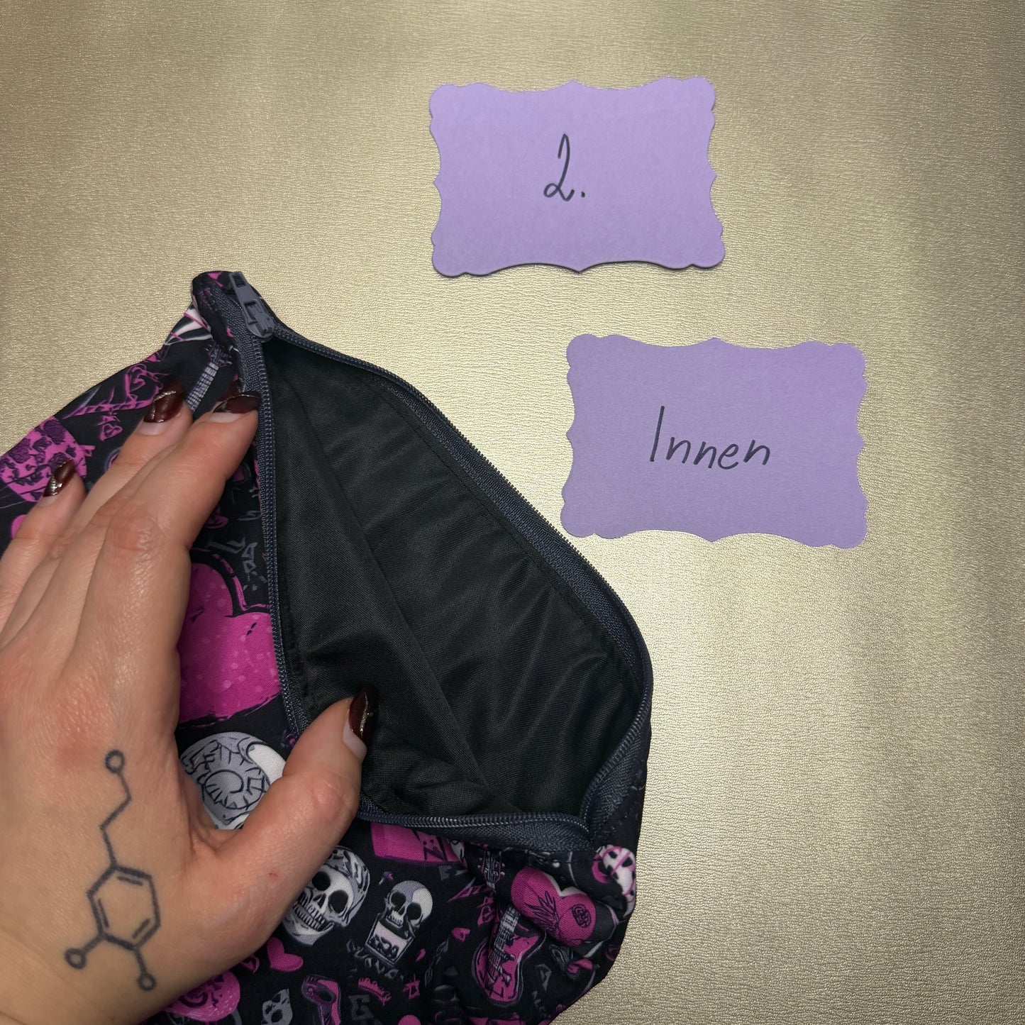 Buchbeutel mit Reißverschluss - Totenkopf 3 - schwarz/pink/weiß