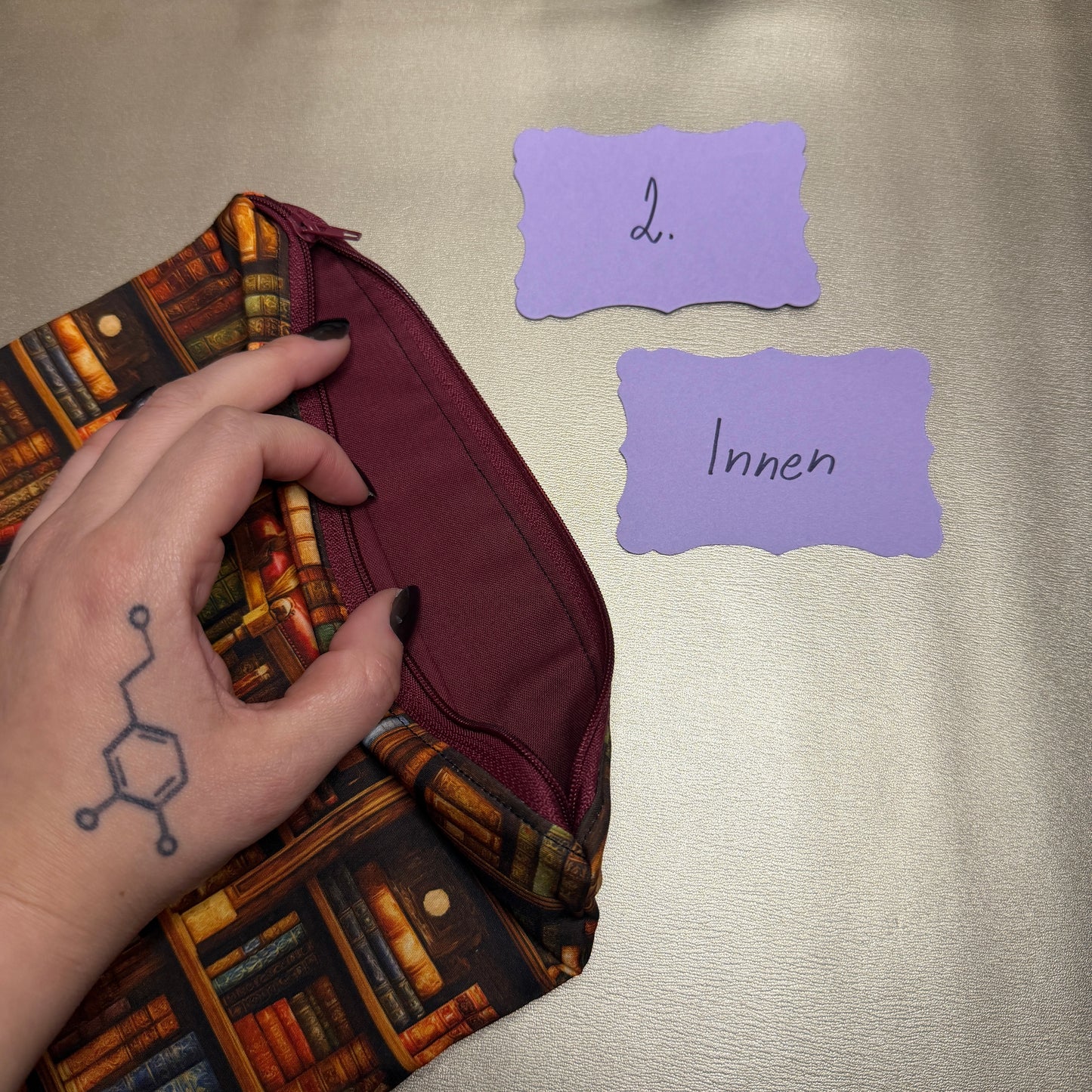 Buchbeutel mit Reißverschluss - Books & Chair - braun/rot