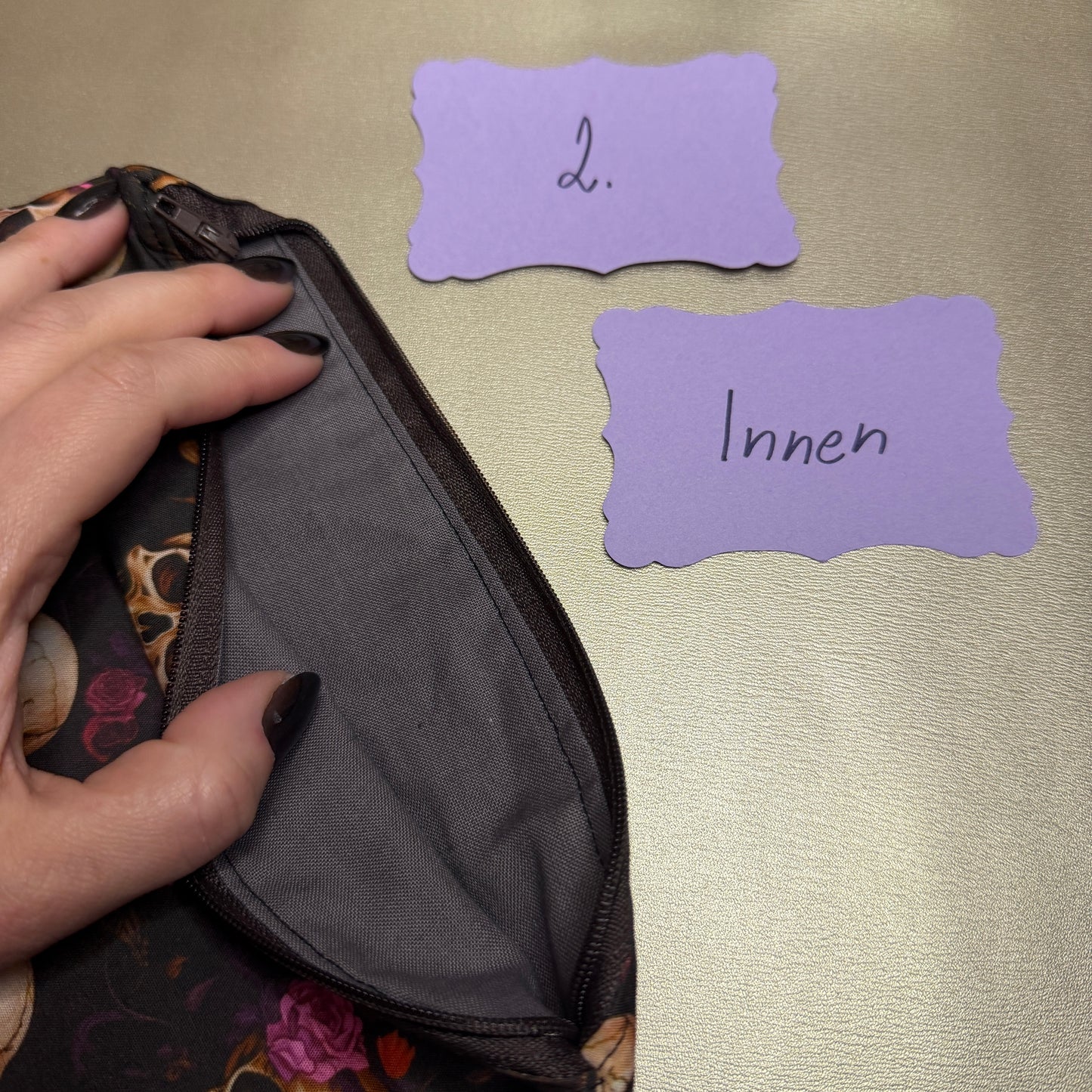 Buchbeutel mit Reißverschluss - Totenkopf 1 - schwarz/rosa/lila