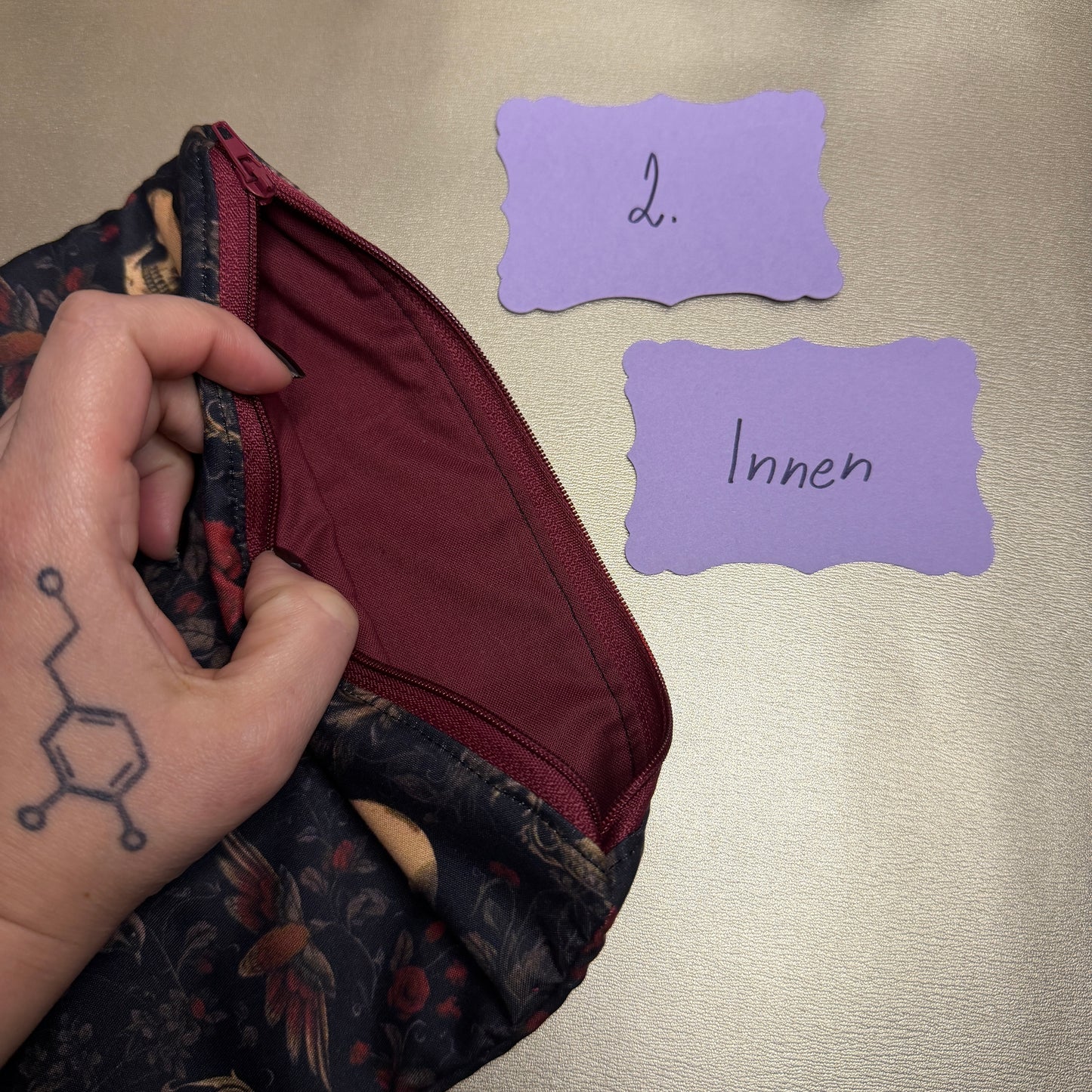 Buchbeutel mit Reißverschluss - Totenkopf 2 - schwarz/rot