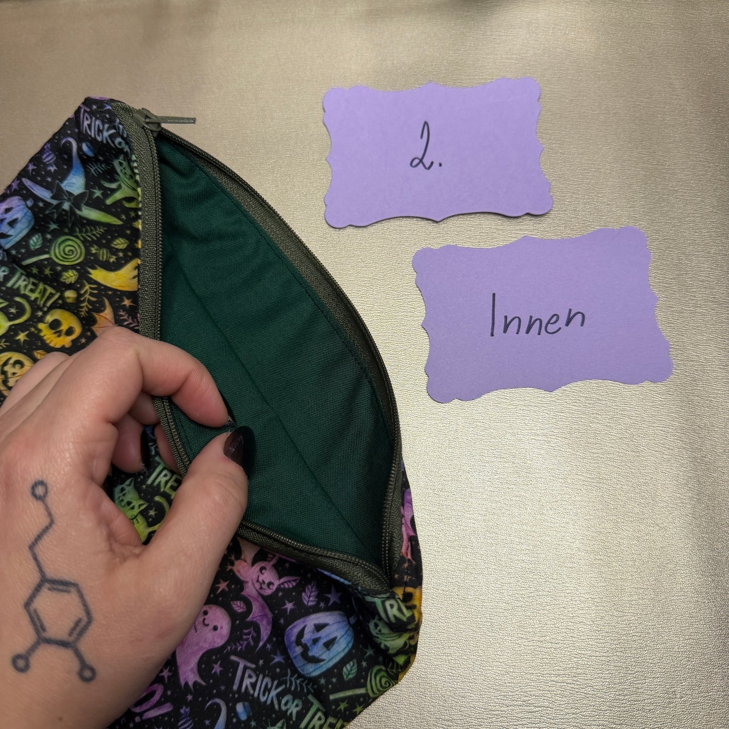 Buchbeutel mit Reißverschluss - Trick or Treat - schwarz/bunt