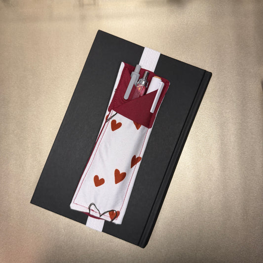 Stifthalter mit Kragen - Herzenmotiv mit Stiften und über ein Buch gespannt als Beispiel