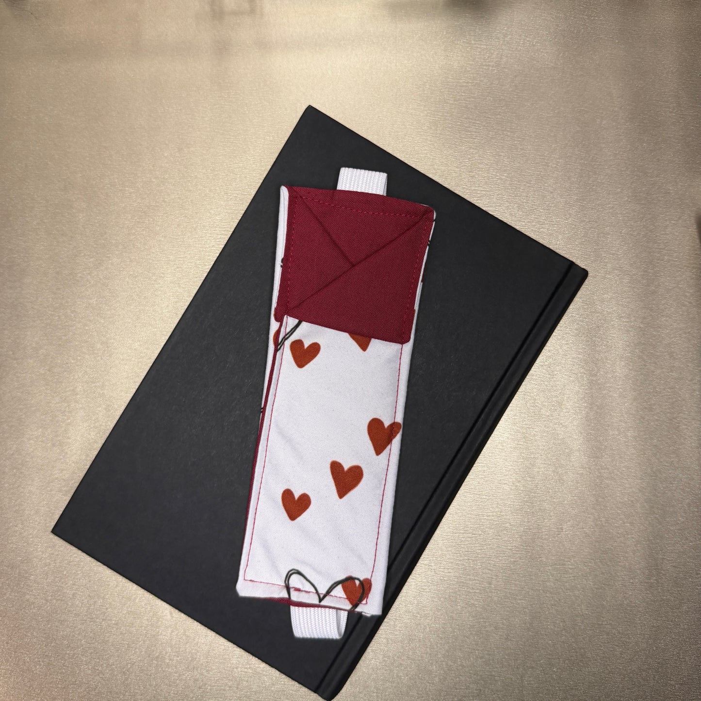 Stifthalter mit Kragen - weiß, schwarz, mit Herzen