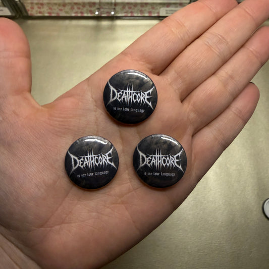 Drei Buttons. Schwarz mit Deathcore is my love language.