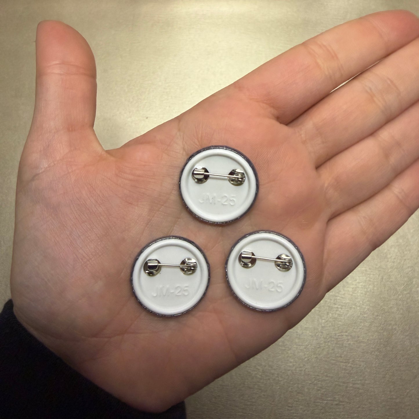 Rückseite von Buttons