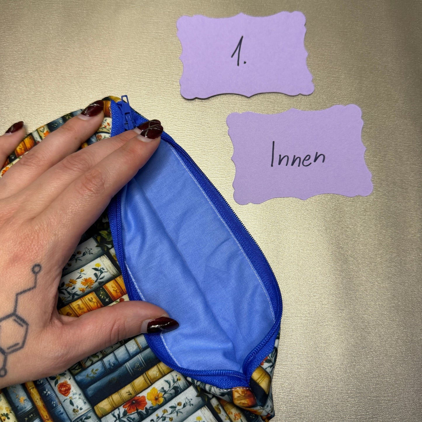 Buchbeutel Nr. 1 mit Bücherregalmuster mit Blumen - Innen - blauer Stoff