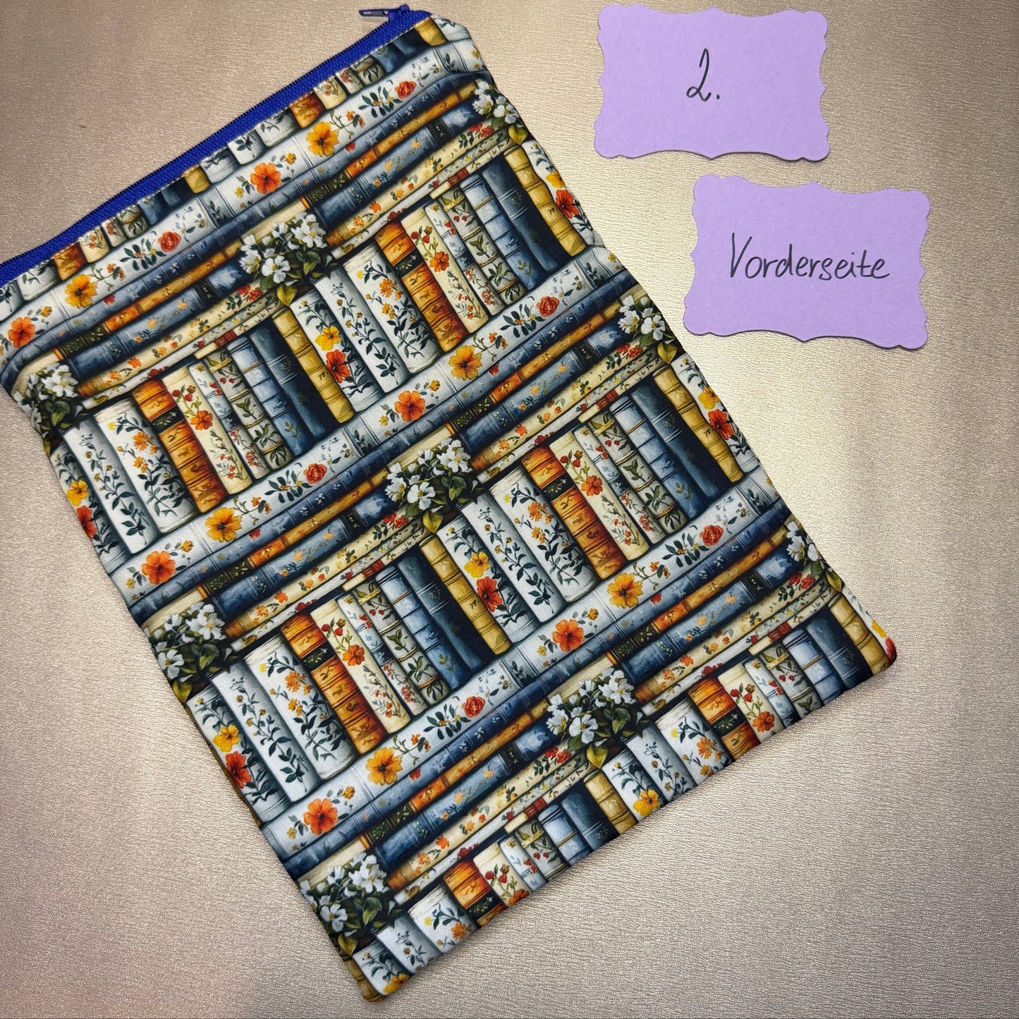 Buchbeutel Nr. 2 mit Bücherregalmuster mit Blumen - Vorderseite