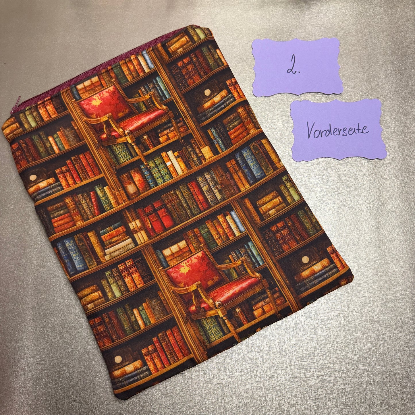 Buchbeutel mit Reißverschluss - Books & Chair - braun/rot