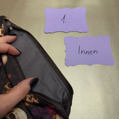 Buchbeutel mit Reißverschluss - Totenkopf 1 - schwarz/rosa/lila