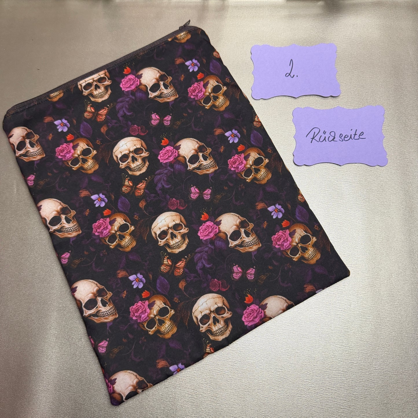 Buchbeutel mit Reißverschluss - Totenkopf 1 - schwarz/rosa/lila