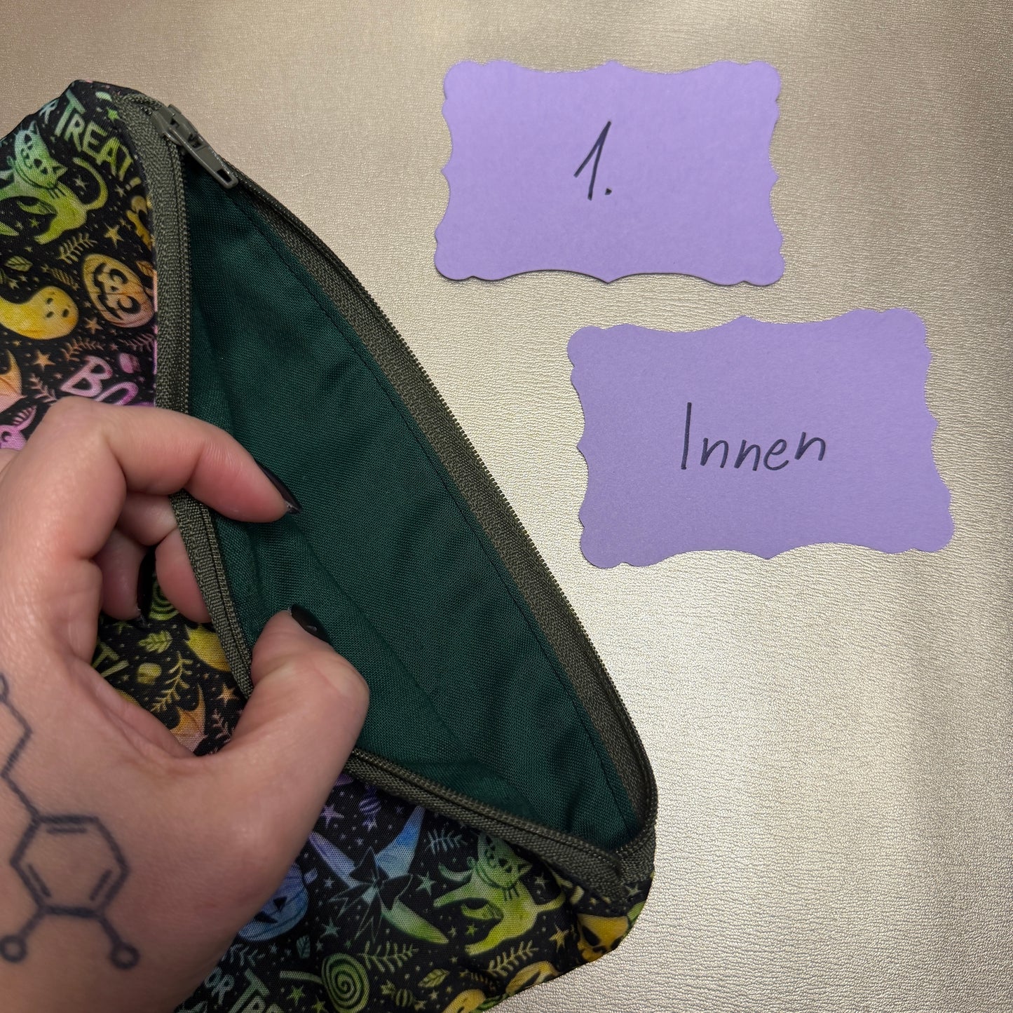 Buchbeutel mit Reißverschluss - Trick or Treat - schwarz/bunt