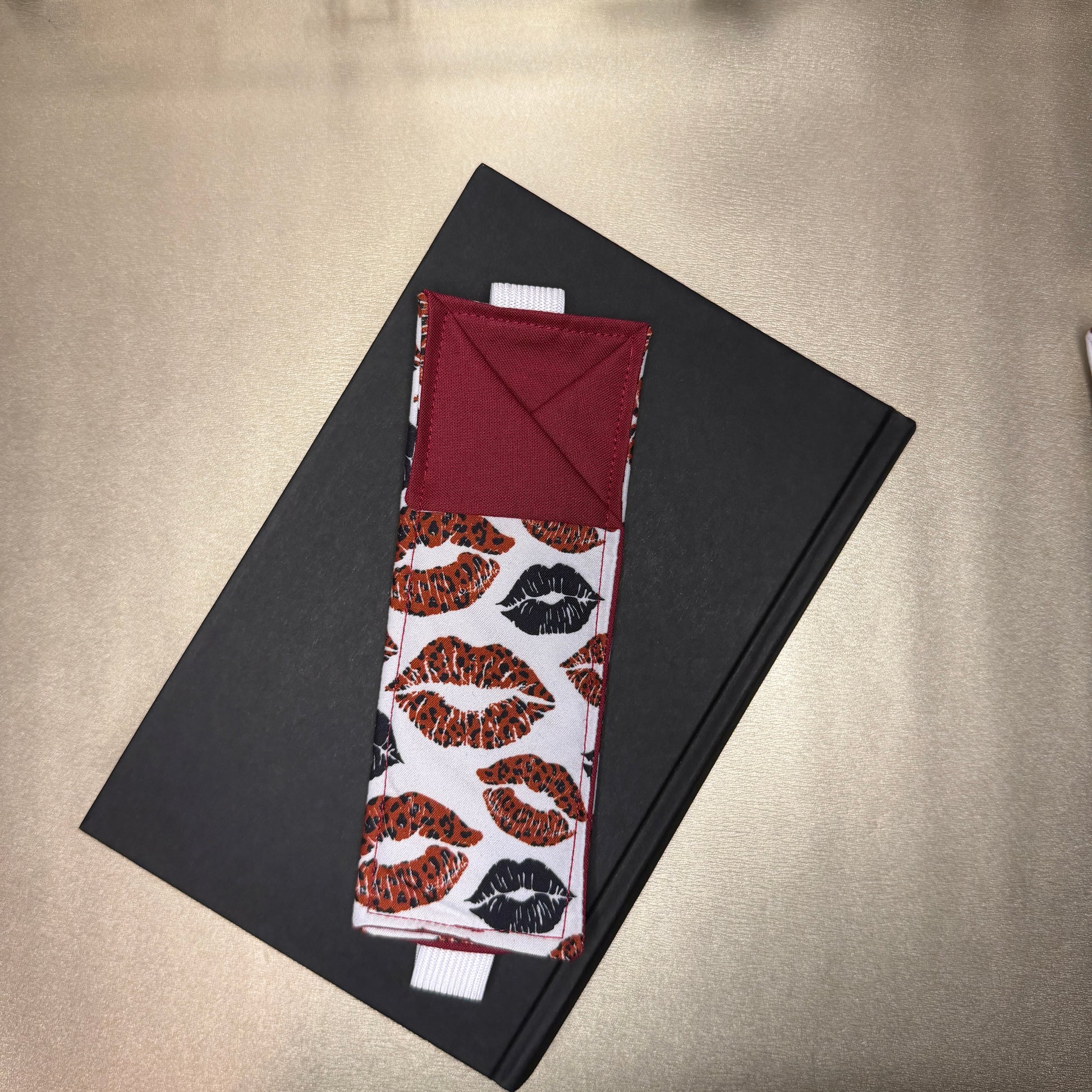 Stifthalter mit Kragen - weiß, schwarz, mit Kussmund