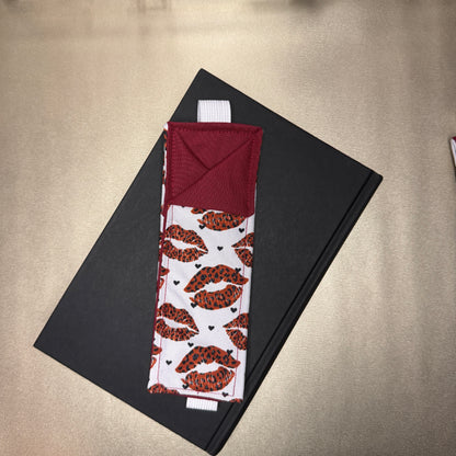 Stifthalter mit Kragen - weiß, schwarz, mit Kussmund