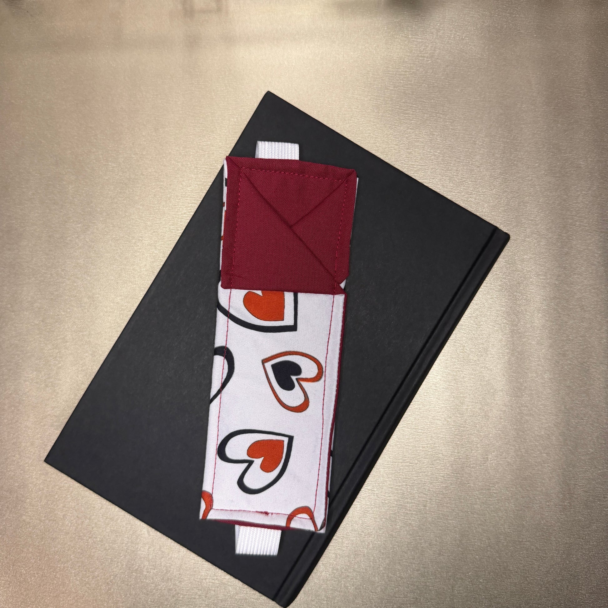 Stifthalter mit Kragen - weiß, schwarz, mit Herzen