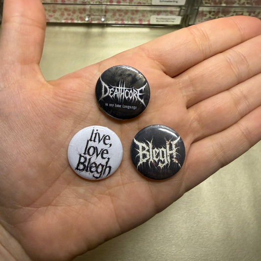 Drei Buttons. Weiß mit live, love, Blegh. Schwarz mit Blegh. Schwarz mit Deathcore is my love language.