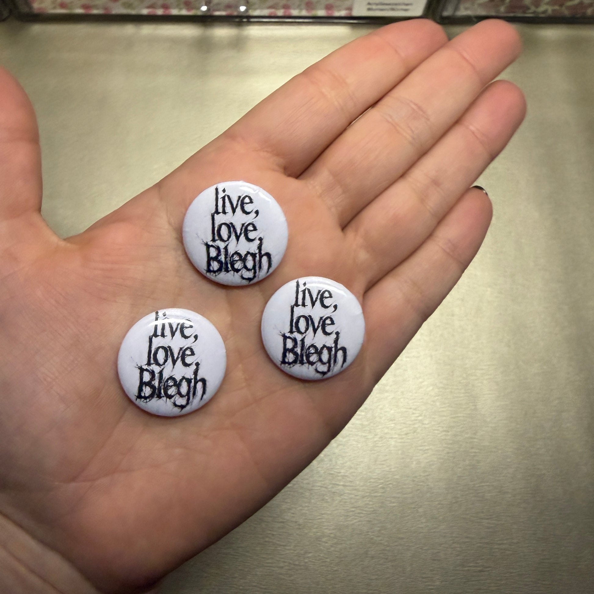 Drei Buttons. Weiß mit live, love, Blegh. 