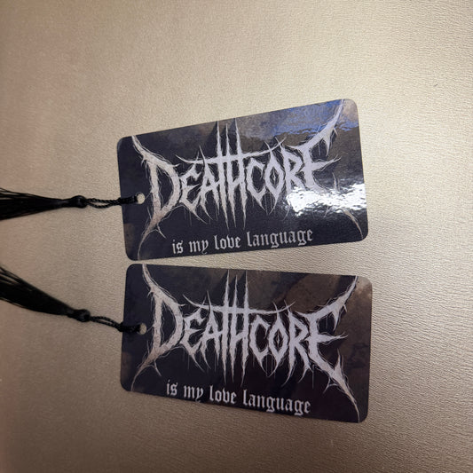 Schwarze Lesezeichen mit schwarzen Quasten mit dem Schriftzug "Deathcore is my love language." 