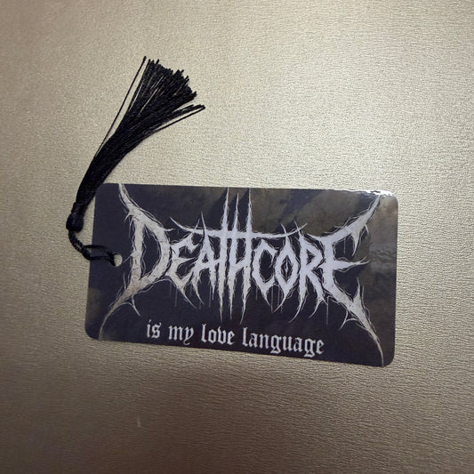 Schwarze Lesezeichen mit schwarzen Quasten mit dem Schriftzug "Deathcore is my love language." 